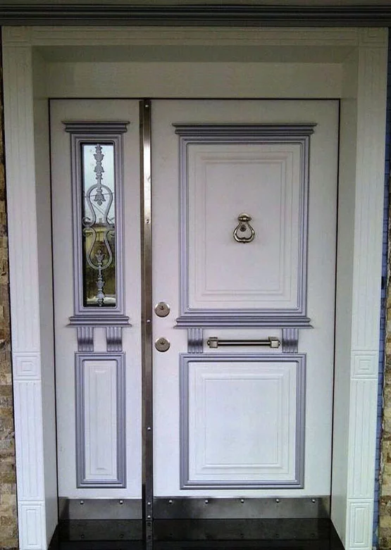 beyaz bina giriş kapısı